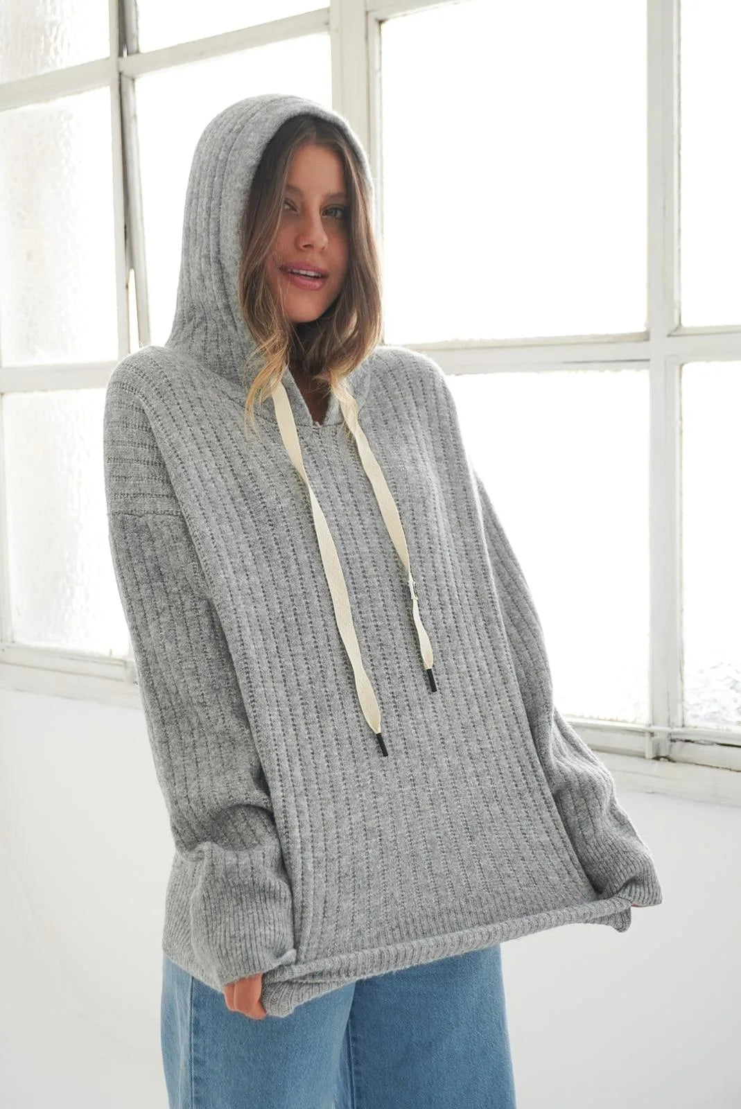 Sweater capucha gris